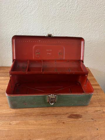 Vintage metalen visgerei doosje gereedschapskistje kist beschikbaar voor biedingen