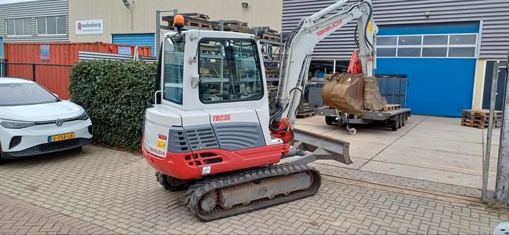 Takeuchi TB235 Extra  minigraver, Zakelijke goederen, Machines en Bouw | Kranen en Graafmachines, Graafmachine, Ophalen