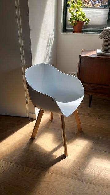 Witte kuipstoel met licht houten poten beschikbaar voor biedingen