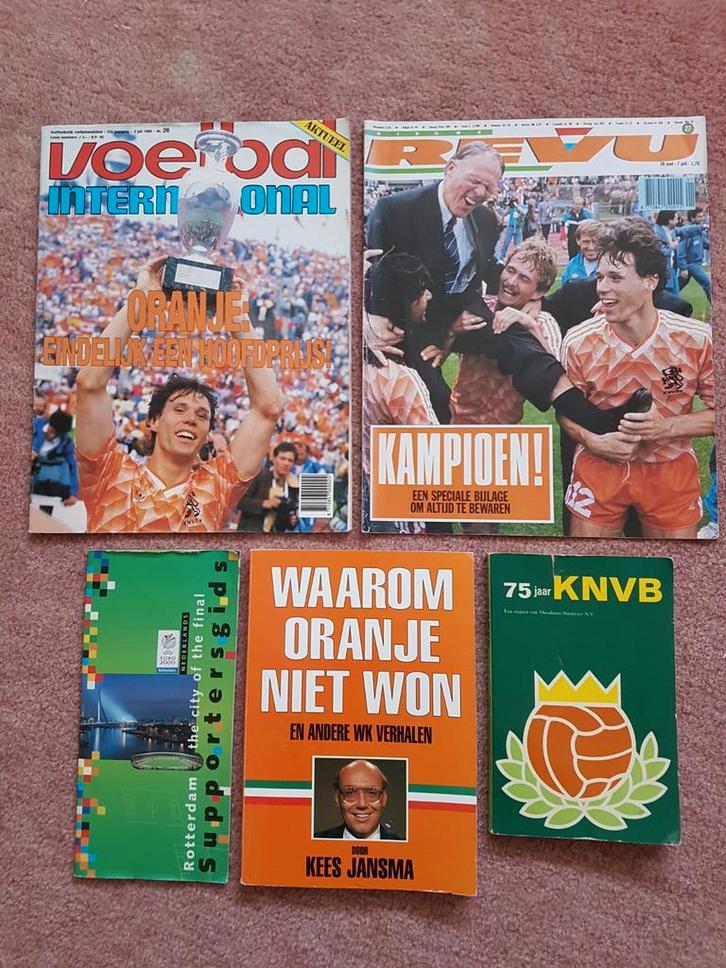 Nederland elftal boekjes en vlaggen. KNVB., Verzamelen, Sportartikelen en Voetbal, Ophalen