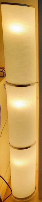 Staande lamp VIDJA., Huis en Inrichting, Lampen | Vloerlampen, Ophalen, Zo goed als nieuw, 100 tot 150 cm