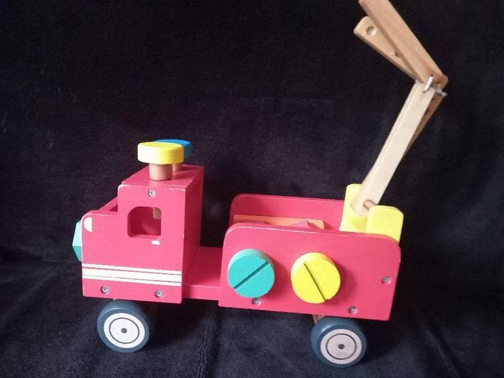 De houten brandweerauto. constructie-auto, Kinderen en Baby's, Speelgoed | Houten speelgoed, Gebruikt, Ophalen of Verzenden