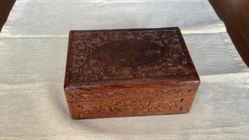 Vintage handgesneden houten kistje met indias bloemmotief beschikbaar voor biedingen