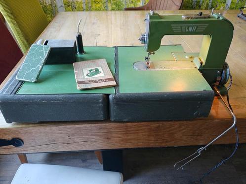 Elna Grasshopper naaimachine met toebehoren (motor werkt), Antiek en Kunst, Antiek | Naaimachines, Ophalen of Verzenden