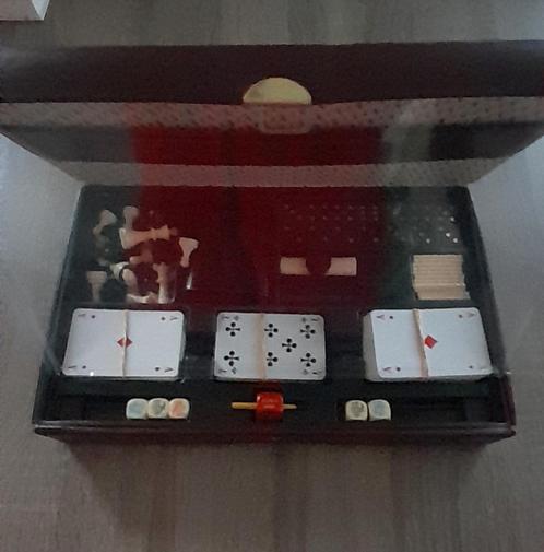 Spellenbox in kunstleren etui, met klassieke spellen., Hobby en Vrije tijd, Gezelschapsspellen | Overige, Zo goed als nieuw, Ophalen of Verzenden