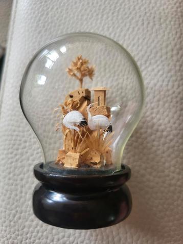 Diorama in glazen bol met vogels beschikbaar voor biedingen