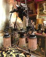 Antieke kroonluchter brons barok engel beeld met roze pegels