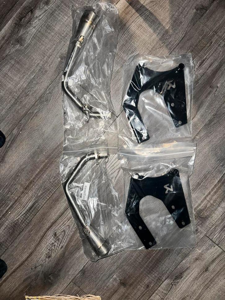 Akrapovic iGET Euro5 Uitlaatbocht + Beugel - Nieuw, Fietsen en Brommers, Brommeronderdelen | Scooters, Nieuw, Uitlaat, Ophalen of Verzenden