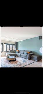 Hoekbank met elektisch gedeelte + poef., Huis en Inrichting, Banken | Bankstellen, Kunststof, Gebruikt, Grijs/antraciet, Hoekbank