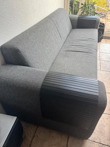 Gratis 4-zits bank in grijs – stevig en comfortabel beschikbaar voor biedingen