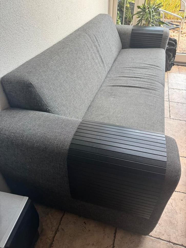 Gratis 4-zits bank in grijs – stevig en comfortabel, Huis en Inrichting, Banken | Sofa's en Chaises Longues, Zo goed als nieuw