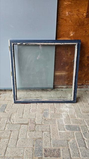Hardhouten kozijn met draai raam dubbel glas beschikbaar voor biedingen
