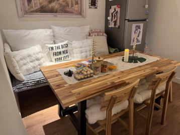 Solid acacia dining table plus two chairs.  beschikbaar voor biedingen