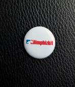 Limp Bizkit - 25 mm button/speld/pin - Wit/Rood/Blauw, Verzamelen, Ophalen of Verzenden, Nieuw
