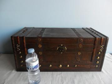 Grote houten opbergkist - schatkist beschikbaar voor biedingen