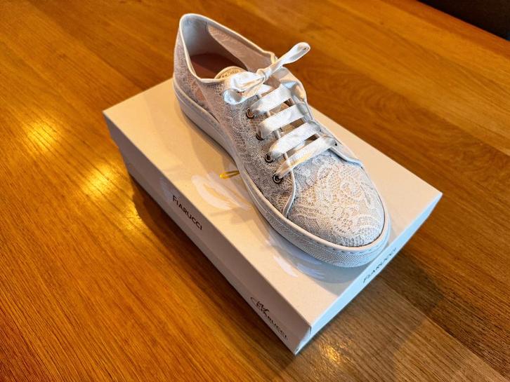Nieuw! Bruidsschoenen Fiarucci Nelli Perle sneaker (maat 42), Kleding | Dames, Schoenen, Nieuw, Sneakers of Gympen, Wit, Ophalen of Verzenden