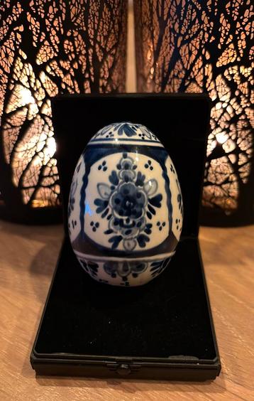 Porseleinen ei, delfts beschikbaar voor biedingen