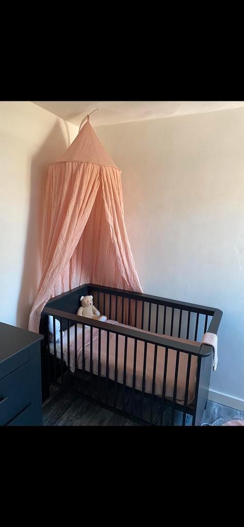 Babybed en commode, Kinderen en Baby's, Kinderkamer | Complete kinderkamers, Zo goed als nieuw, Jongetje of Meisje, Ophalen
