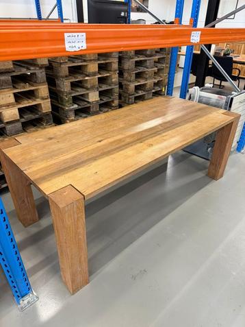 eettafel beschikbaar voor biedingen
