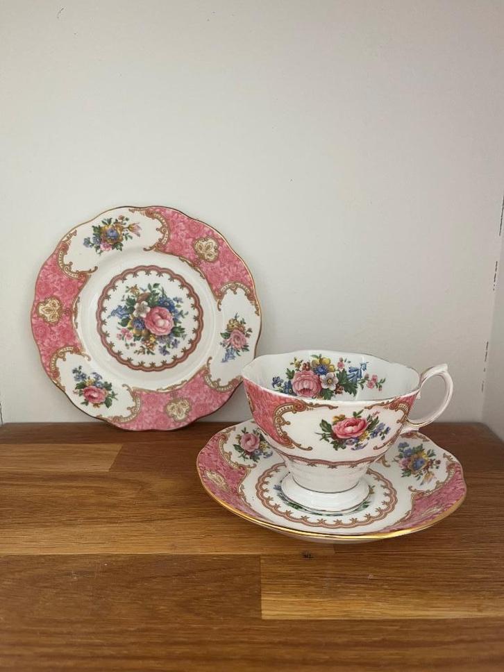 3 delige vintage set Royal Albert Lady Carlyle, Verzamelen, Porselein, Kristal en Bestek, Zo goed als nieuw, Kop en/of schotel