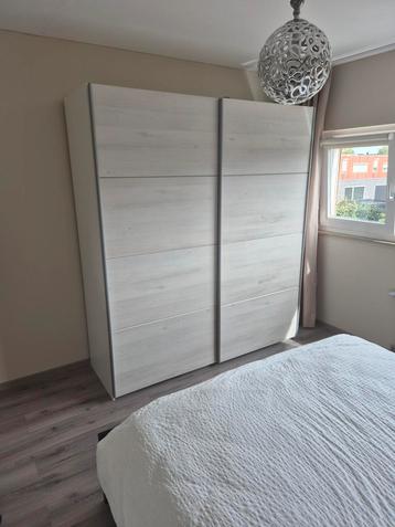 Complete tienerkamer met bed en schuifkast beschikbaar voor biedingen