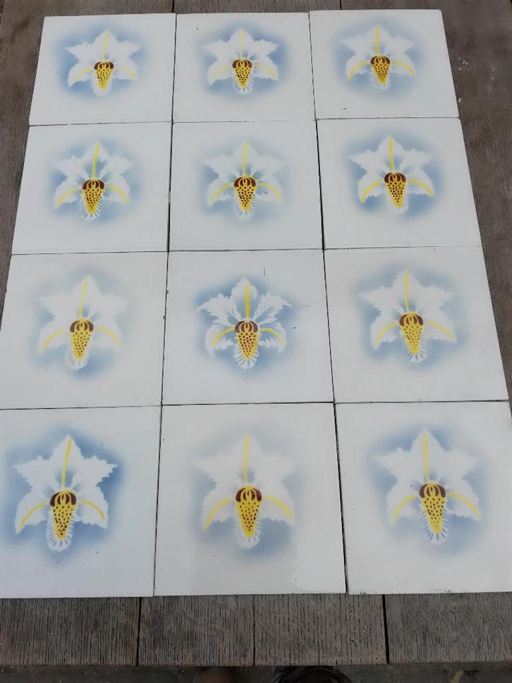 60 Art nouveau wandtegels met afbeelding lelie grijs/blauw, Antiek en Kunst, Antiek | Wandborden en Tegels, Ophalen