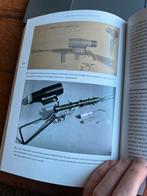 Naslagwerk oa Nederlandse Infarood kijker Sten Gun KNIL 1950, Verzamelen, Verzenden, Nederland, Boek of Tijdschrift, Landmacht