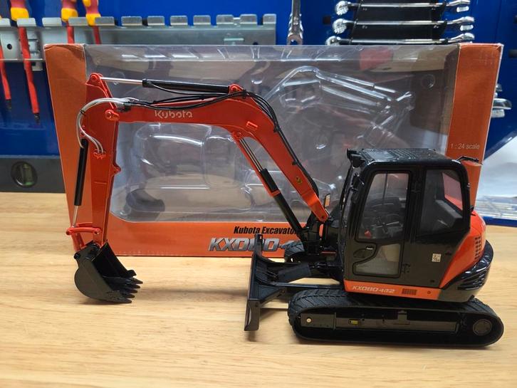 Kubota KX080-4 1:24 Universal Hobbies, Hobby en Vrije tijd, Modelauto's | 1:32, Nieuw, Tractor of Landbouw, Universal Hobbies