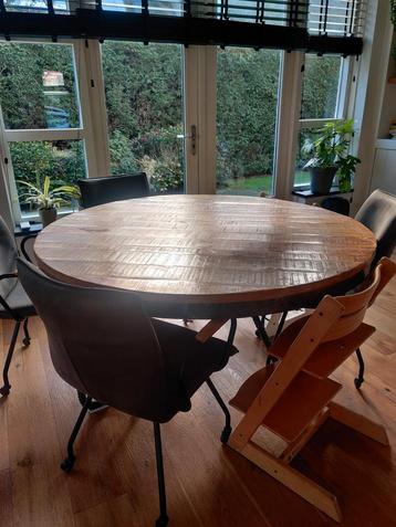 Ronde mangohout eettafel als nieuw.  beschikbaar voor biedingen