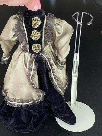 Oudere poppenstandaard en kleed past Nancy Famosa no Barbie beschikbaar voor biedingen