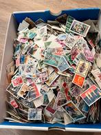 Schoenendoos vol met postzegels, Postzegels en Munten, Postzegels | Volle albums en Verzamelingen, Ophalen of Verzenden, Nederland en Buitenland