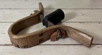 Unieke Franse geitenbel met klepel van been en houten juk beschikbaar voor biedingen