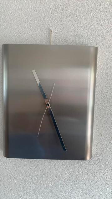 Roestvrijstalen klok beschikbaar voor biedingen