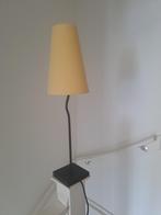 tafellamp, 60 cm hoog - zachtgele stoffen kap, Huis en Inrichting, Lampen | Vloerlampen, Ophalen, Zo goed als nieuw, Minder dan 100 cm