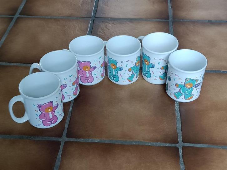 Mokken van John Tams. 6 stuks met 3x roze en 3x blauwe beren, Huis en Inrichting, Keuken | Servies, Zo goed als nieuw, Kop(pen) en/of Schotel(s)