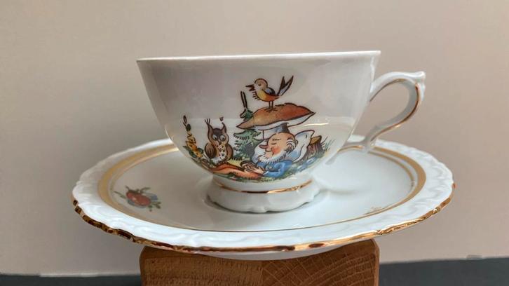 Antieke kop -en schotel Kahla Thüringia - Kabouter in Bos, Antiek en Kunst, Antiek | Servies los, Ophalen of Verzenden