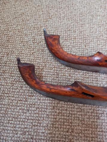 Oude antieke schaatsen met mooi voetbed beschikbaar voor biedingen