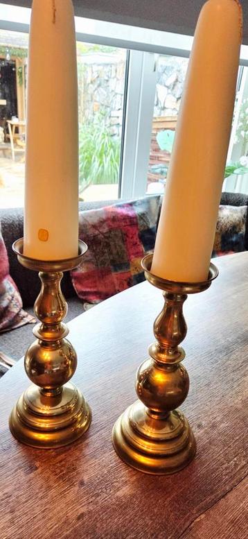 zware kandelaars met twee kaarsen beschikbaar voor biedingen