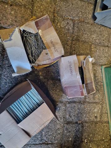 Partij spijkers en dakplaatschroeven  beschikbaar voor biedingen