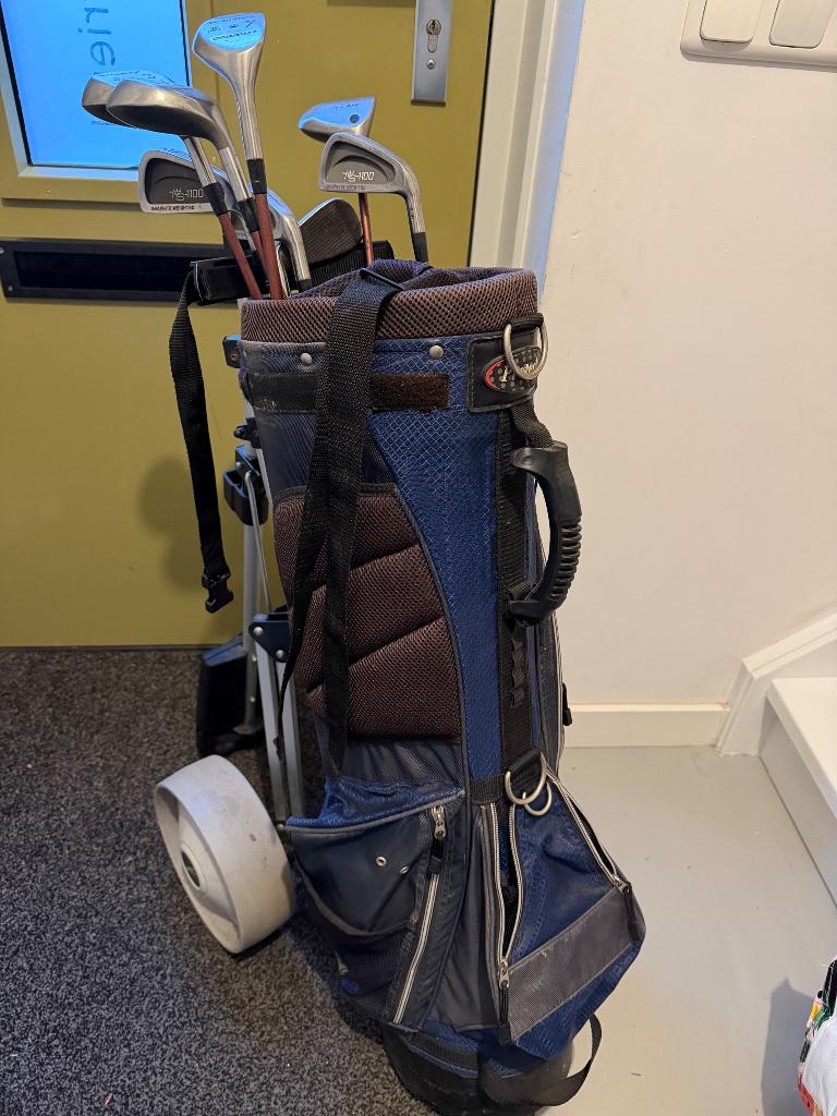 Golfclub met tas en karretje, Sport en Fitness, Golf, Ophalen, Gebruikt, Set, Overige merken
