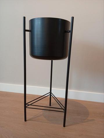 Zwarte plantenbak op standaard met 3 poten beschikbaar voor biedingen