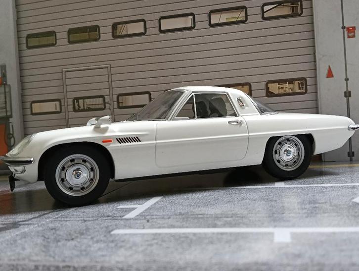 Mazda Cosmo Sport 1966 Wit Triple9 collection 1:18, Hobby en Vrije tijd, Modelauto's | 1:18, Zo goed als nieuw, Auto, Overige merken