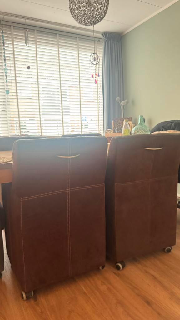 4 eettafel stoelen met wieltjes, Huis en Inrichting, Stoelen, Gebruikt, Vier, Leer, Bruin, Ophalen