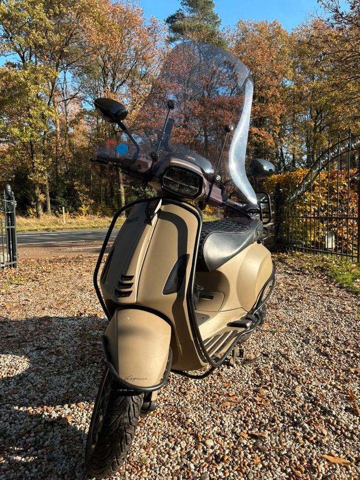 Prachtige custom full option Vespa Sprint Desert Storm, Fietsen en Brommers, Scooters | Vespa, Zo goed als nieuw, Vespa S, Maximaal 45 km/u