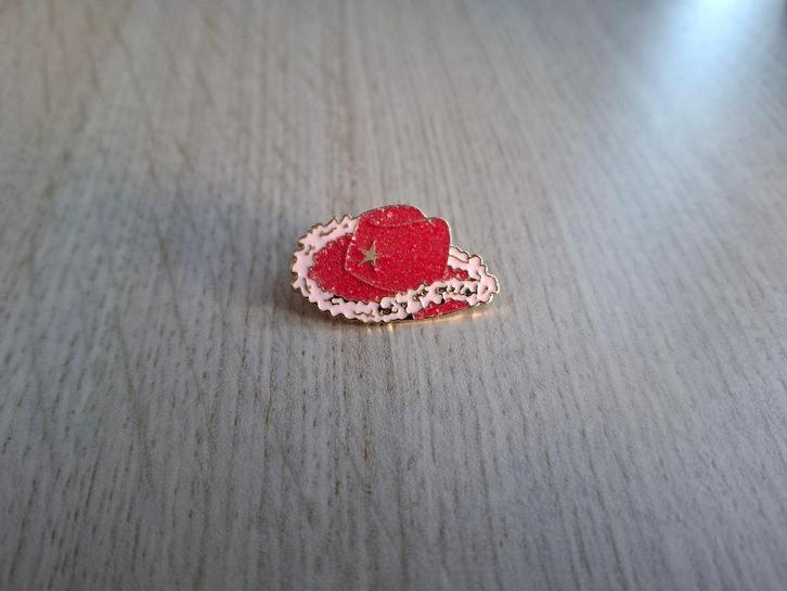 1 mooie pin van een roze cowboy hoed te koop, Verzamelen, Speldjes, Pins en Buttons, Nieuw, Speldje of Pin, Overige onderwerpen