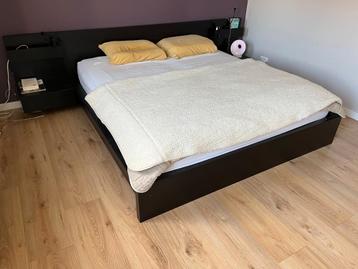 IKEA MALM 2p-bed 180x200 + nachtkastjes + lattenbodems - afbeelding 2