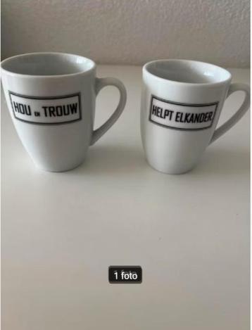 2 Koffiebekers met tekst beschikbaar voor biedingen