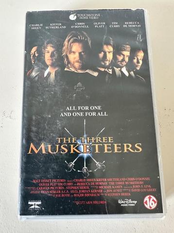 VHS videoband The three musketeers  film uit 1993 beschikbaar voor biedingen