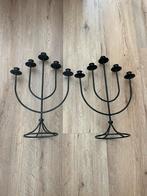 2 metalen zwarte kandelaars., Huis en Inrichting, Ophalen, Zo goed als nieuw, Metaal, 25 tot 50 cm