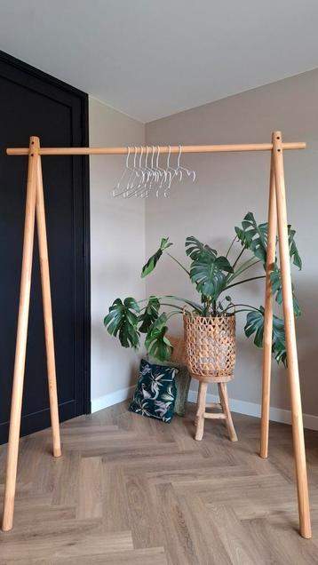 Eenvoudig mooi kledingrek hout incl. hangers. beschikbaar voor biedingen